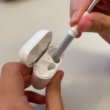 Cleaning wireless earbuds